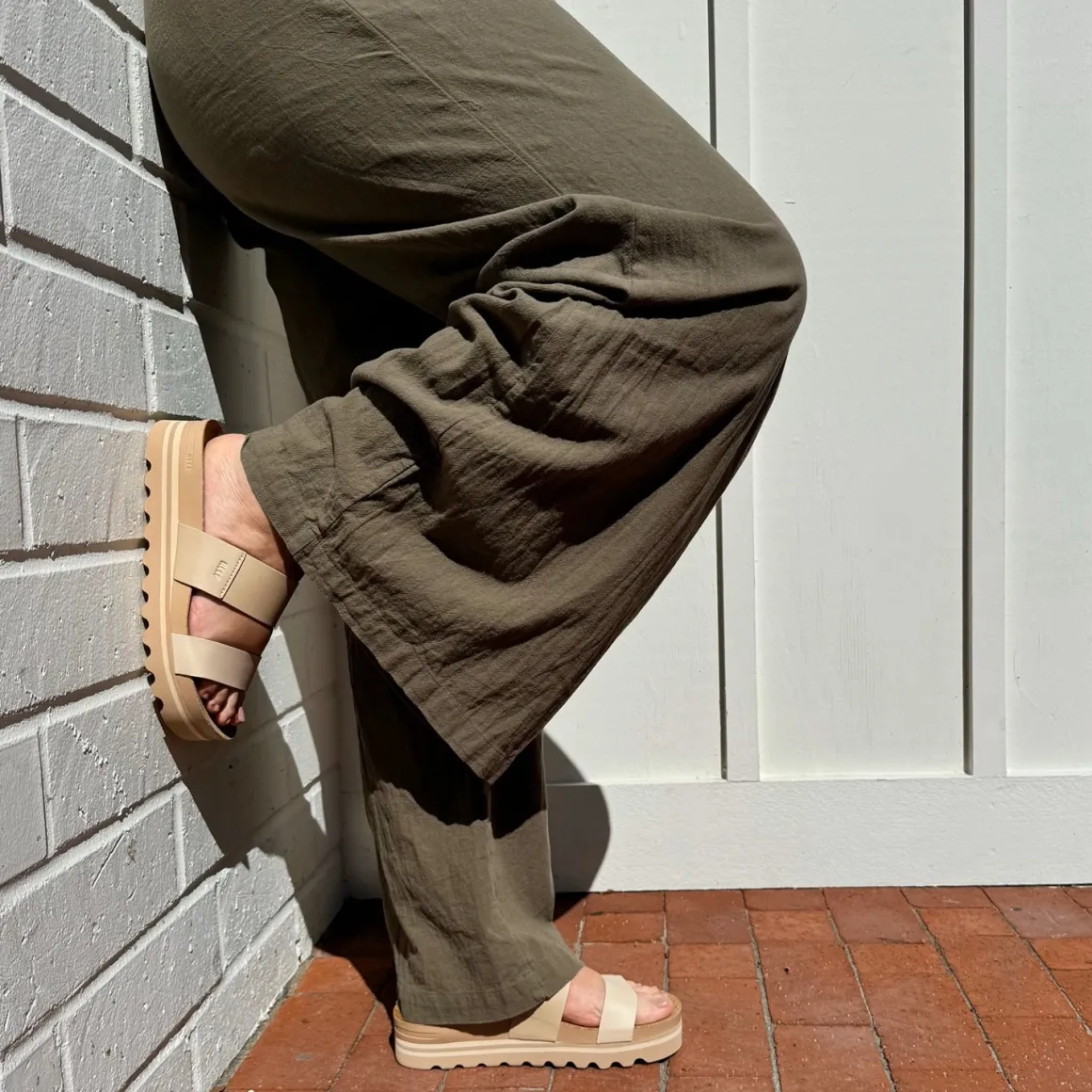 REEF Cushion Vista Hi | Women Slides | Sandals