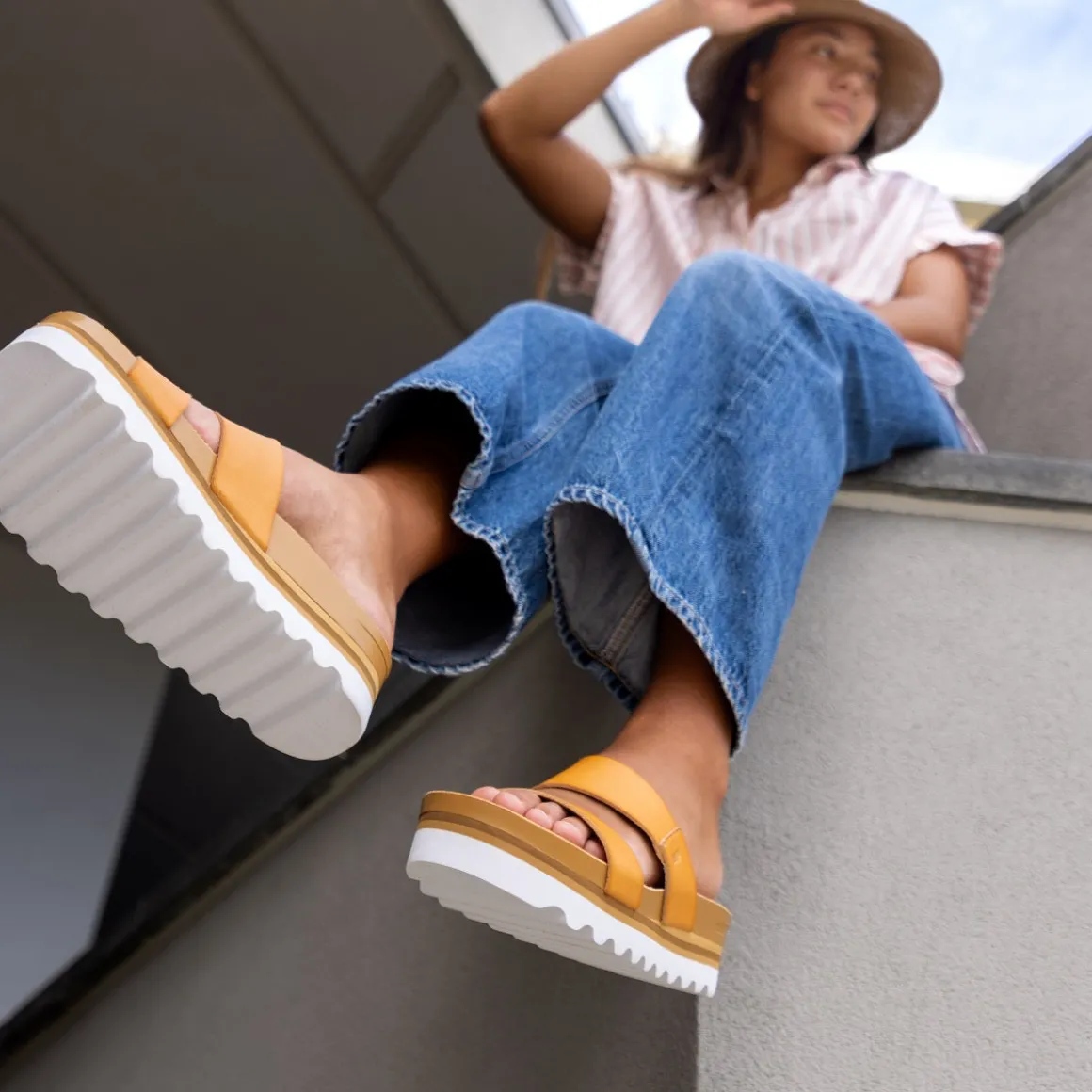 REEF Cushion Vista Hi | Women Sandals | Slides